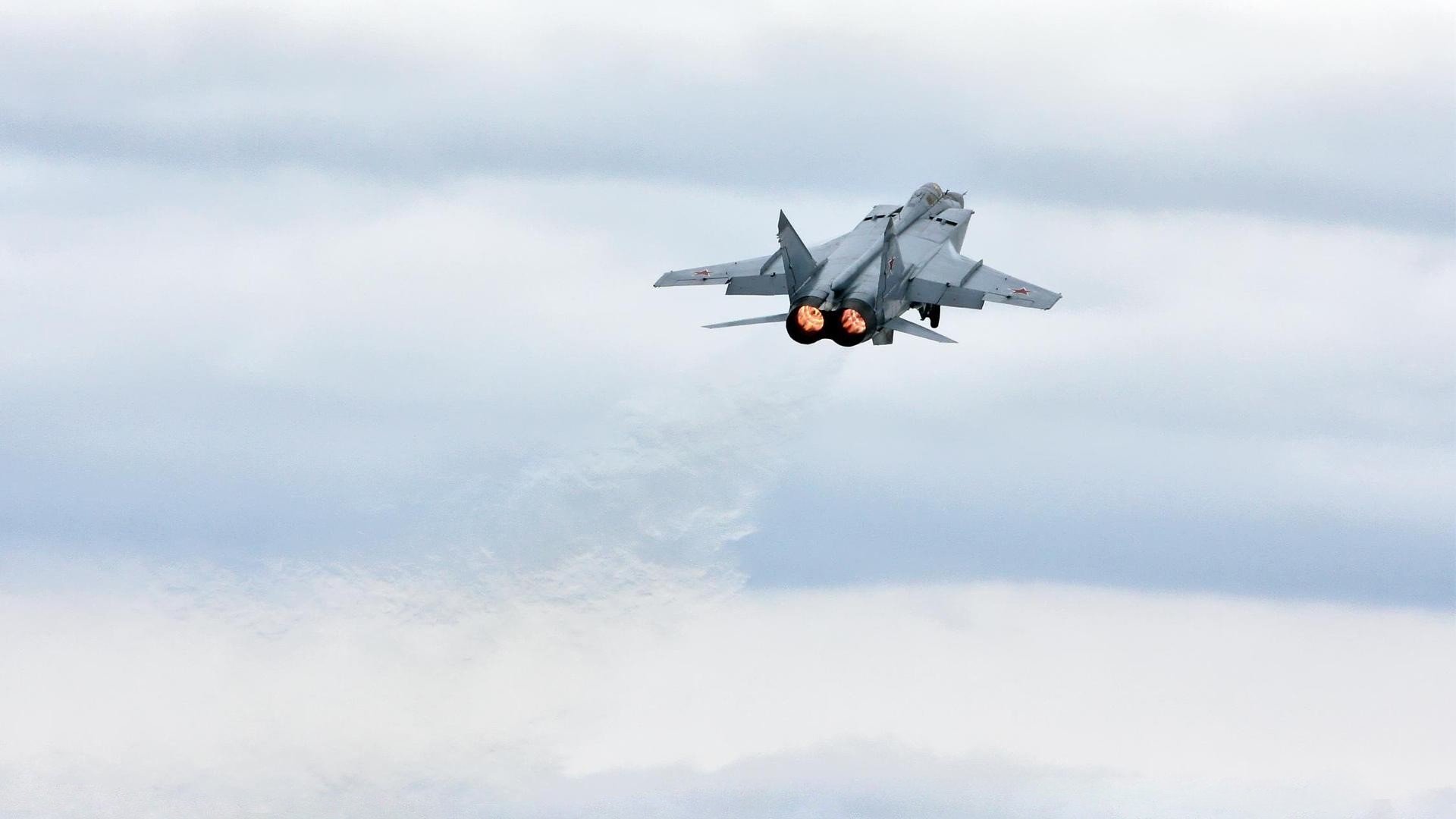 九游官网下载电脑版-欧洲足球冠军联赛双方矛盾激烈，谁将占据上风？，欧洲足球顶级联赛