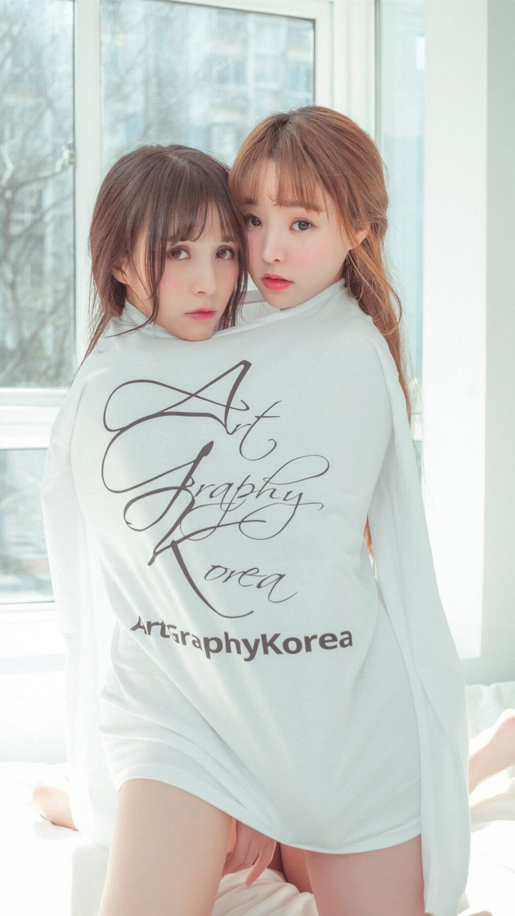 足球比赛现场充满激烈的对抗和挑战,这场足球比赛精彩纷呈,比赛双方均使出了浑身解数